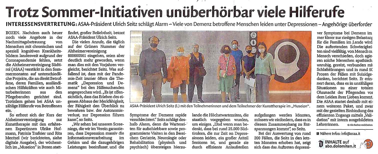 Aus der Dolomiten vom 27.08.2021 - Im Bild: ASAA Präsident Ulrich Seitz mit den Teilnehmern der Kunsttherapie im Bozner „Museion“